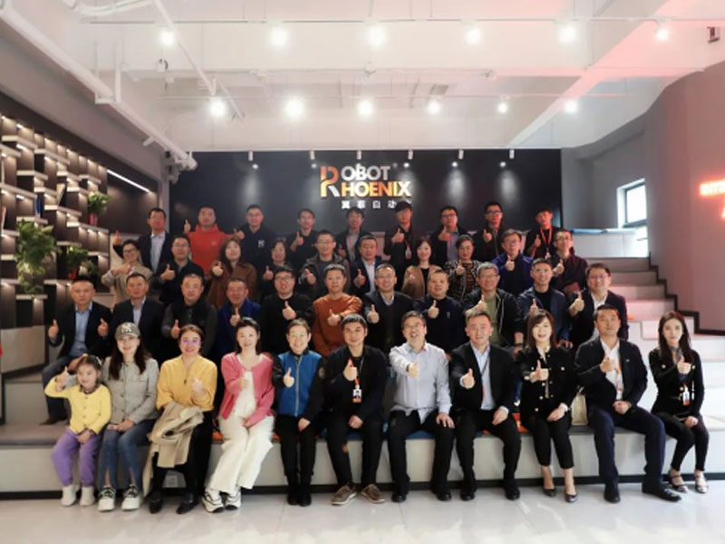 Alumni der China Europe Internat ional Business School Jinan Alumni Association besuchten Robot phoenix zur Anleitung